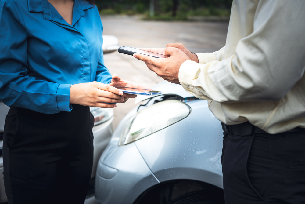 The parties from a accident car crash, are using the application in their mobile phone